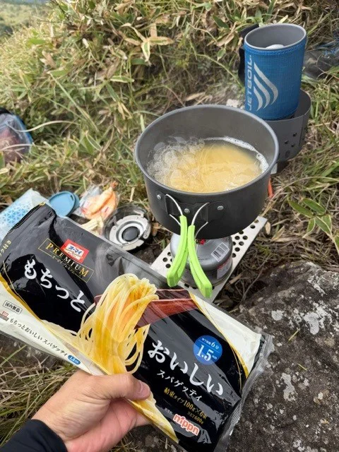パスタをゆでる
